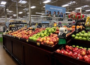apple display at grocery store